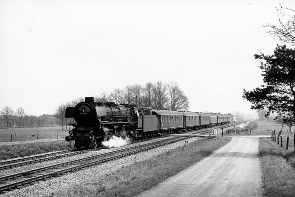 DB 01 1064 met militaire trein op 30 april 1965 bij De Lutte,