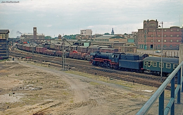 Nijmegen augustus 1963. Een personentrein vanuit Kleef met een 23