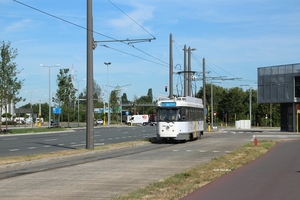 VVM De Lijn 7008 vertrekt van tramhalte P+R Luchtbal, onderweg al