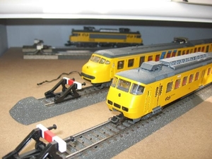 85 drie gele treinen