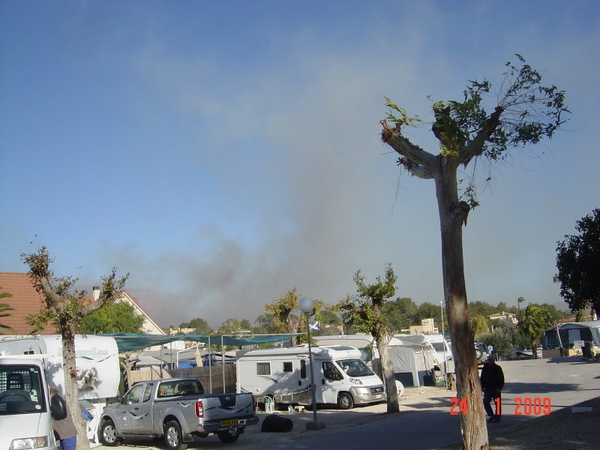 35d2 24 jan 09 Rookwolk van de brand in La Nucia
