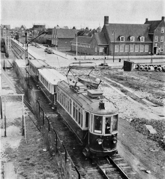 Volendam De A25 is circa 1955 zojuist met tram van het eindpunt v