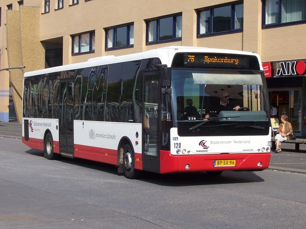 120 Bus van Stadsvervoer Nederland op het stationsplein van Amers