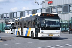 1833Een bus van Hermes op het stationsplein van Nijmegen.