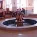 Centraal in de lounge: rustgevende fontein met zithoekjes
