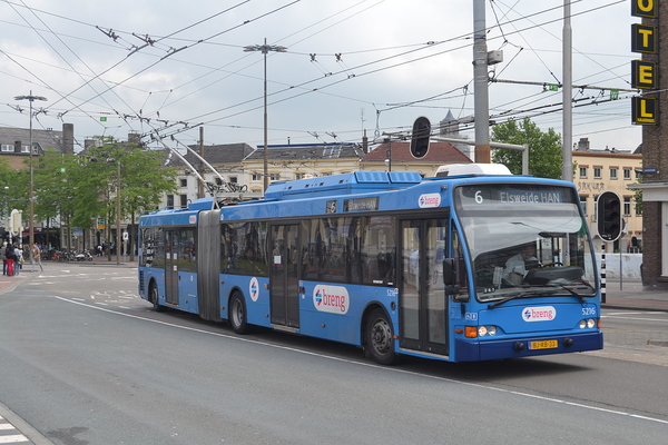 Breng 5216, een Berkhof Trolley, bij de aankomsthalte van station