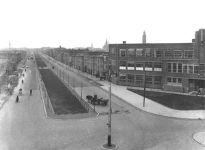De La Reyweg gezien vanaf het Veluweplein 1935 met rechts de Amba