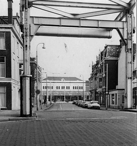 Rijnstraat het korte stuk met het station Staatsspoor, gezien van