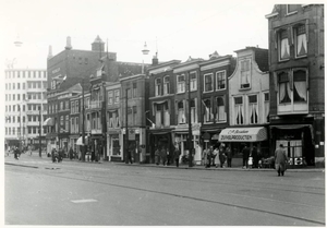 Spui tussen de Turfmarkt (rechts) en de Kalvermarkt. 10 juni 1956