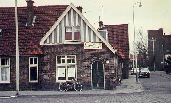 Stieltjesstraat 136, hoek Stieltjesplein, Clubhuis De Laak. 1970