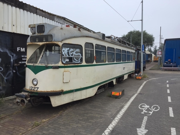 PCC 1227 ging vandaag op transport van de museumtramlijn in Amste