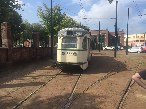 PCC 1227 ging vandaag op transport van de museumtramlijn-7