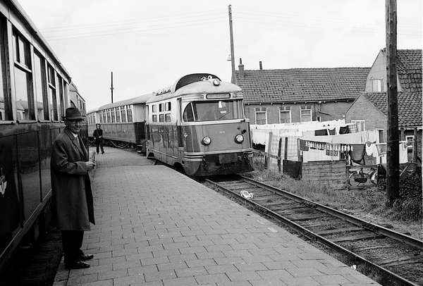 M1806 + tram Hellevoetsluis - Rotterdam en links M1807 + tram naa
