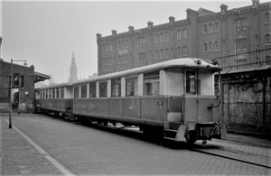 Rotterdam  Rijtuig ABR 1517 staat als laatste van de tram in de E