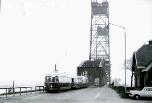 RTM 1700 stel 'Sperwer' Spijkenisse brug 02-12-1963