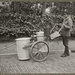 Haagsche Reinigingsdienst, straatveger met de bekende vuilnisbak