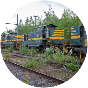 Beide locomotieven wachten in 2011, samen met hun lotgenoten op b