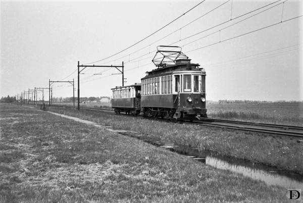 De A27+BY13 rijdt op 24 mei 1956 nabij station Zunderdorp.