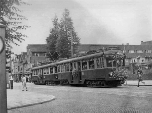 Voorburg Op 25 juni 1945 rijdt de eerste tram versierd over de Pa