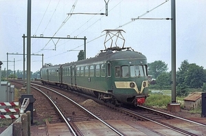 3 juli 1969. een Mat '46 (muizeneus) verlaat het station Leidsche