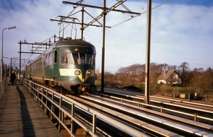 1976. Spoorbrug bij station Leidschendam-Voorburg met op de achte