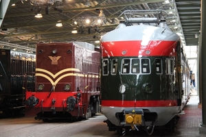 Twee fraaie voertuigen naast elkaar in het Spoorwegmuseum. Loc 22