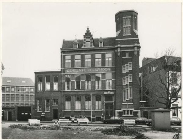 1975 - Hofstraat 2, met het oude telefoongebouw.