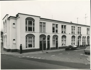 1979 - Van Osstraat 49-35, Hoek Parallelweg.