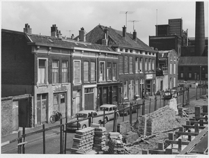 Zorgvlietstraat 9-11 en 19-21, gezien naar de Veenkade; op de ach
