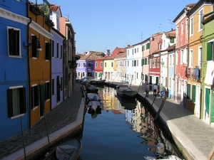 5c Venetie _Burano _kleurig geschilderde huizen _langs het kanaal