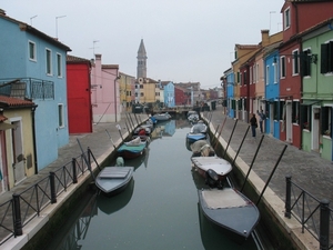 5c Venetie _Burano _kleurig geschilderde huizen _met campanile op
