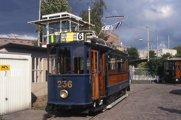 236 bij het Haarlemmermeerstation. 07-10-2000