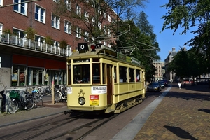 De 77, net vertrokken vanaf het beginpunt Kerkplein, doet lijn 10