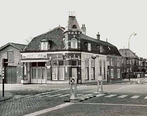 1963. Wapen van Veur (Café van Jan Al) aan de Damlaan