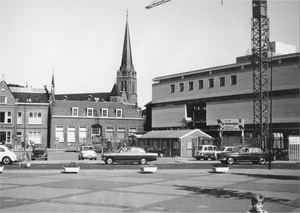 1966. Damplein gezien naar de Damstraat, geheel links de R.K. bib