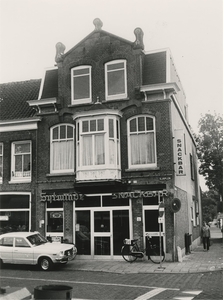 1980. Sluisplein 16 (hoek Damhouderstraat). Snackbar Sytwinde.