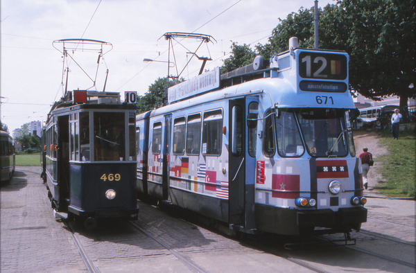 Museumtram 469 naast dienstwagen 3 van lijn 12 in de vorm van de 