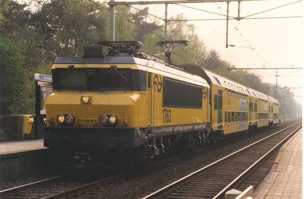 Locomotief 1763 met stam 7329, Soestduinen, 3 mei 1997.