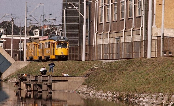 De Constant Rebecqueplein, tramlijn 11 langs het verversingskanaa