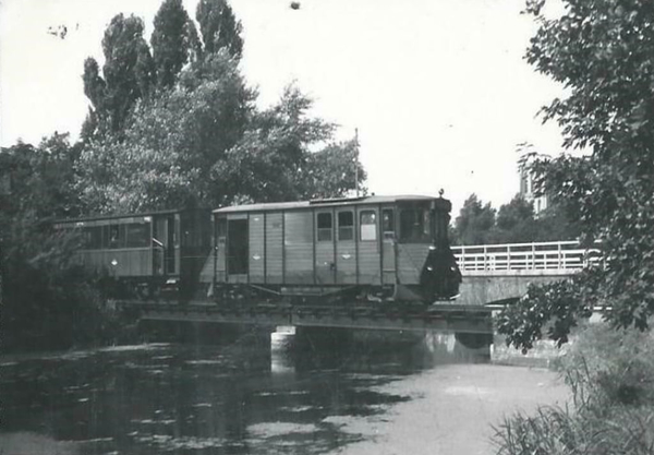 Brielle  De M67 met tram bij de brug over het Spui.