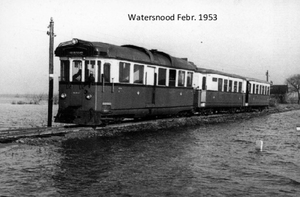 De 1ste tram uit Rotterdam met als bestemming Oud-Beijerland stop