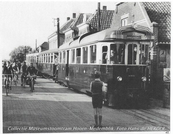 M1502 -AB1516-ABR1517 in de Voorstraat te Numansdorp.19 Juli 1952