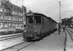 Rotterdam De M65 staat met tram op de halte Hillesluis op de Puts