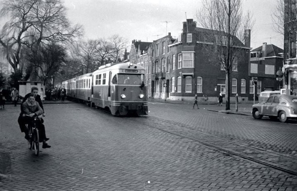 RTM M1807 'Scholekster' met tram komt van de Boergoensevliet, ste