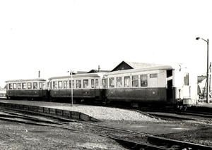 Station Oostvoorne, met langs het perron de rijtuigen AB1501, 150