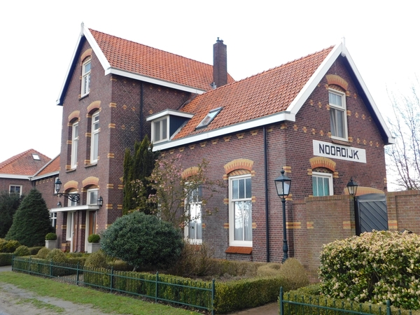 tation Noordijk,lag aan de vroegere spoorlijn Neede -Hellendoorn,