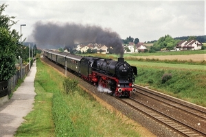 Op 18.08.1985 is 01 1100 met haar 11-autotrein naar Amberg goed g