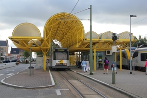 Het moderne eindpunt van de Kustlijn naast het NMBS Station De Pa