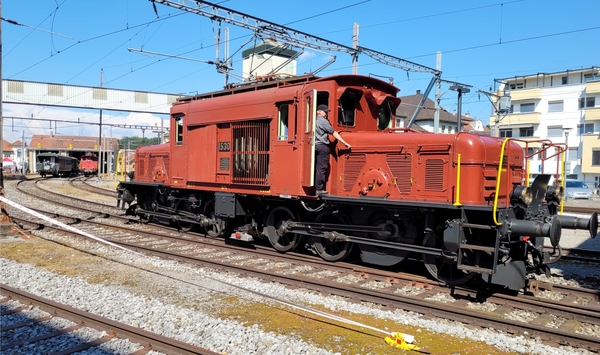 historische elektrische trein met de legendarische zeekrokodil na