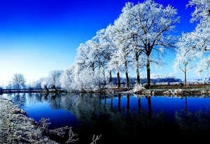 reflectie-natuur-rivier-winter-achtergrond